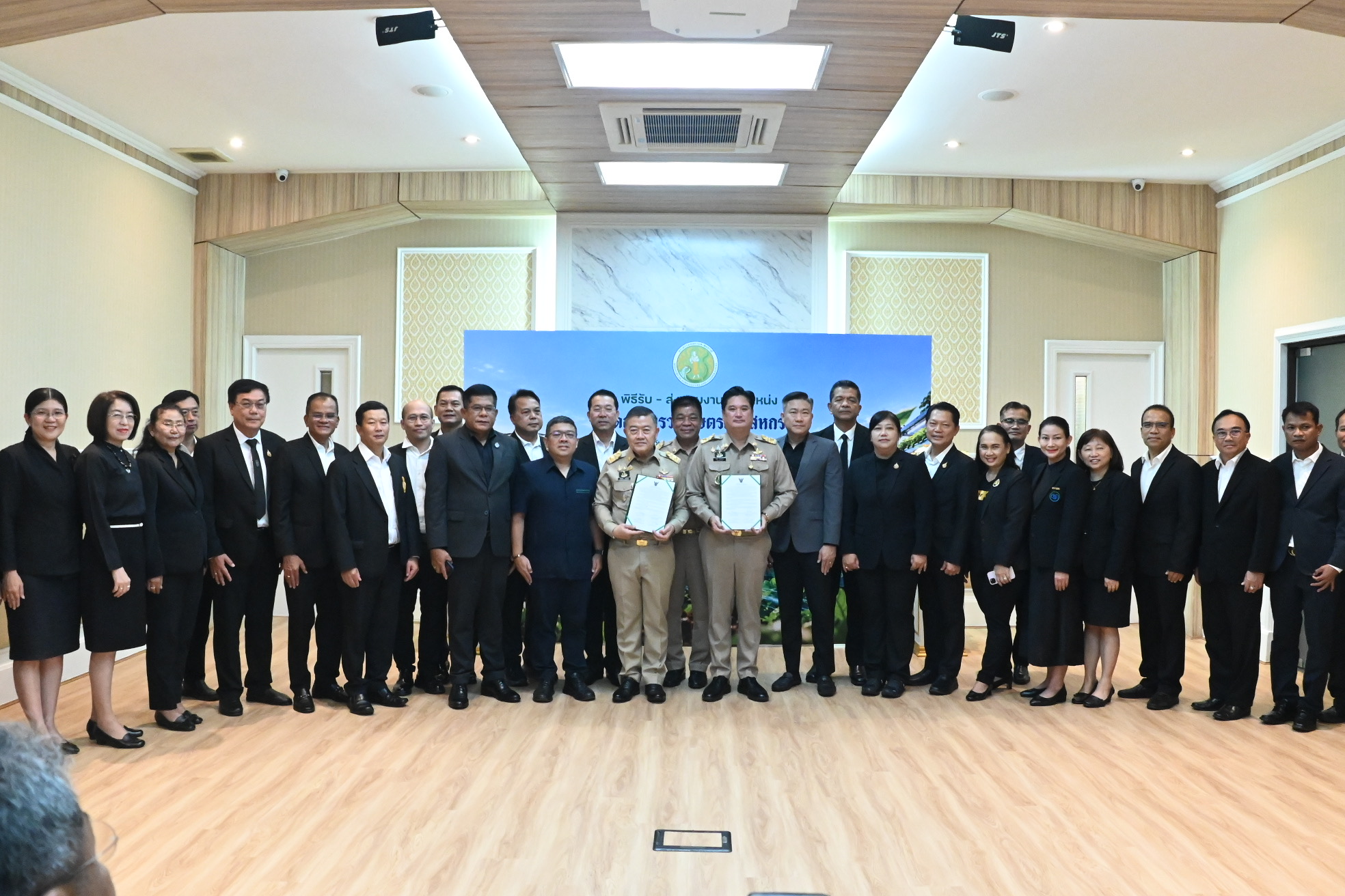 title - ผู้บริหาร ส.ป.ก.ร่วมเป็นสักขีพยานในพิธีรับ - ส่งมอบงานในตำแหน่งปลัดกระทรวงเกษตรและสหกรณ์อย่างเป็นทางการ
